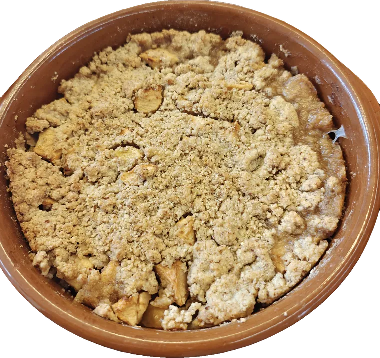 Crumble aux pommes dans un plat en terre cuite