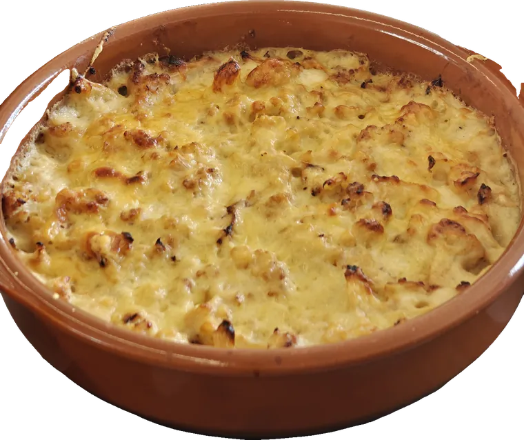 Gratin doré dans un plat en terre cuite