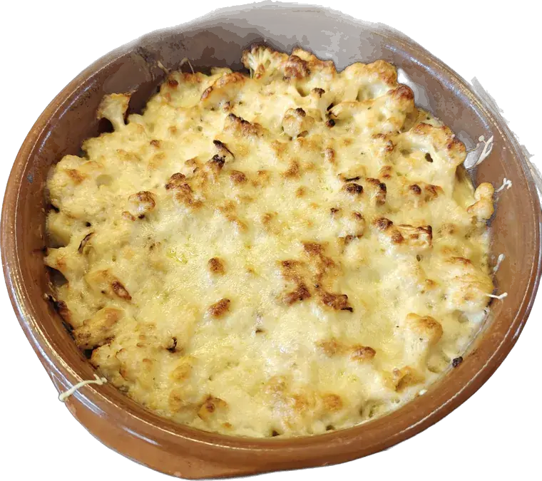 Gratin doré dans un plat en terre cuite